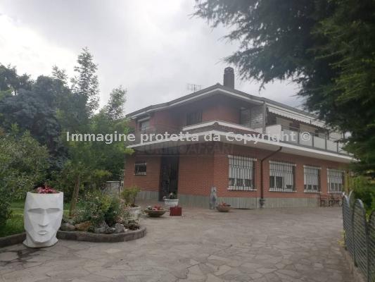 Villa plurifamiliare con piscina