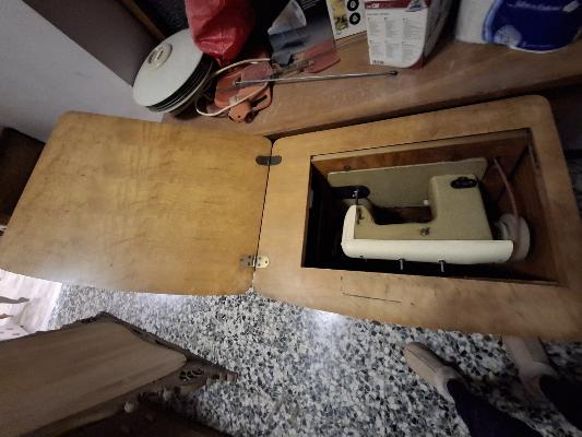 macchina da cucire con mobile